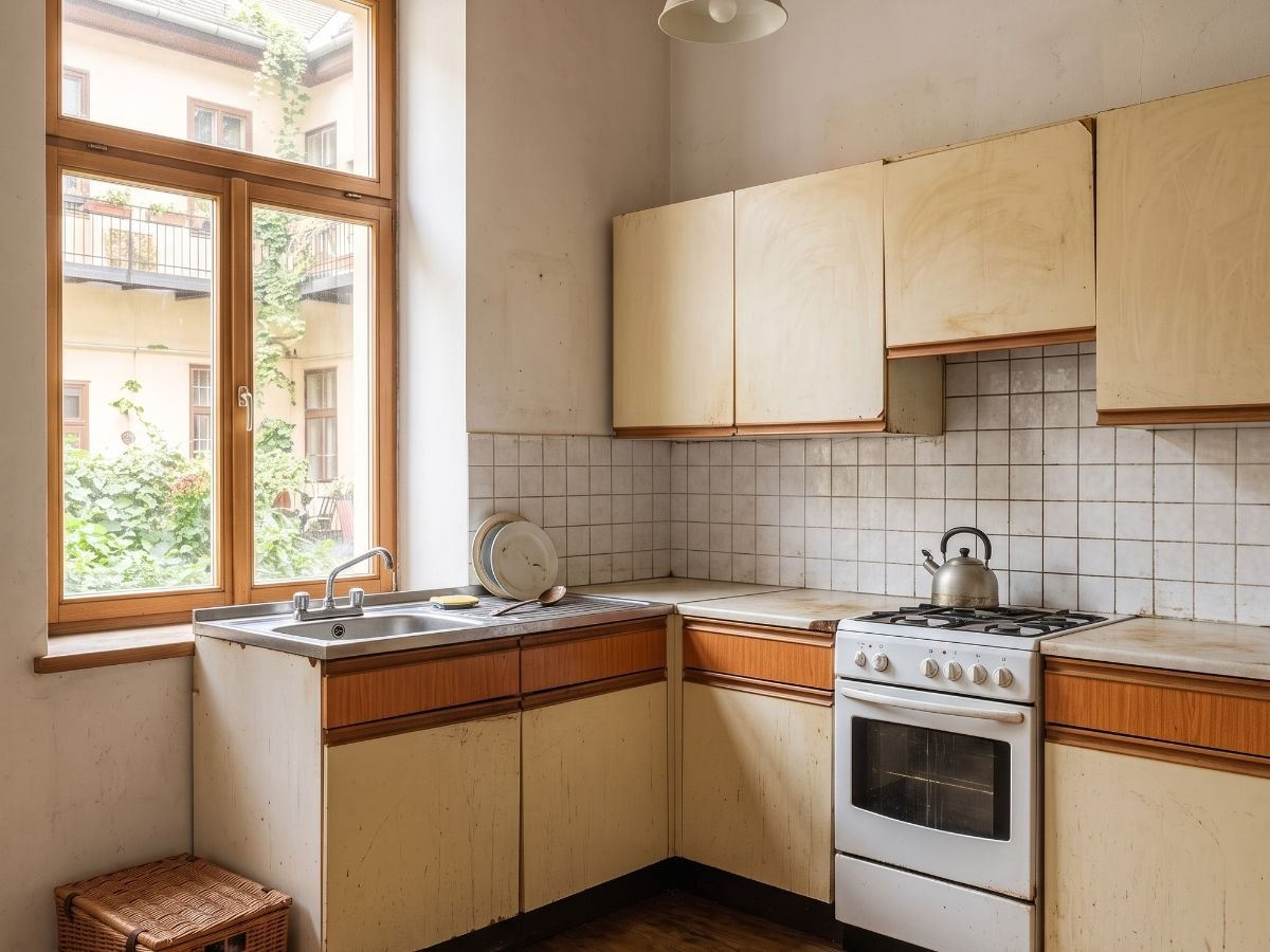 A nagykőrösi konyha felújítás előtt, sárgult laminált fronttal